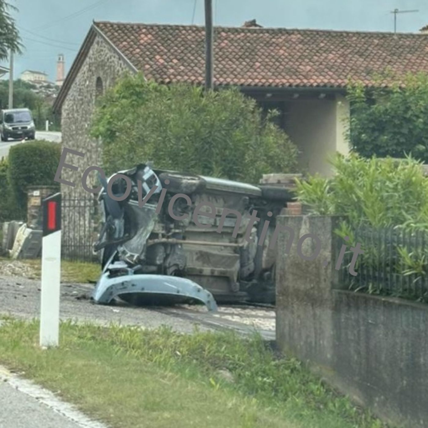 Perde il controllo dell’auto, che si rovescia su un fianco: illeso episode artwork