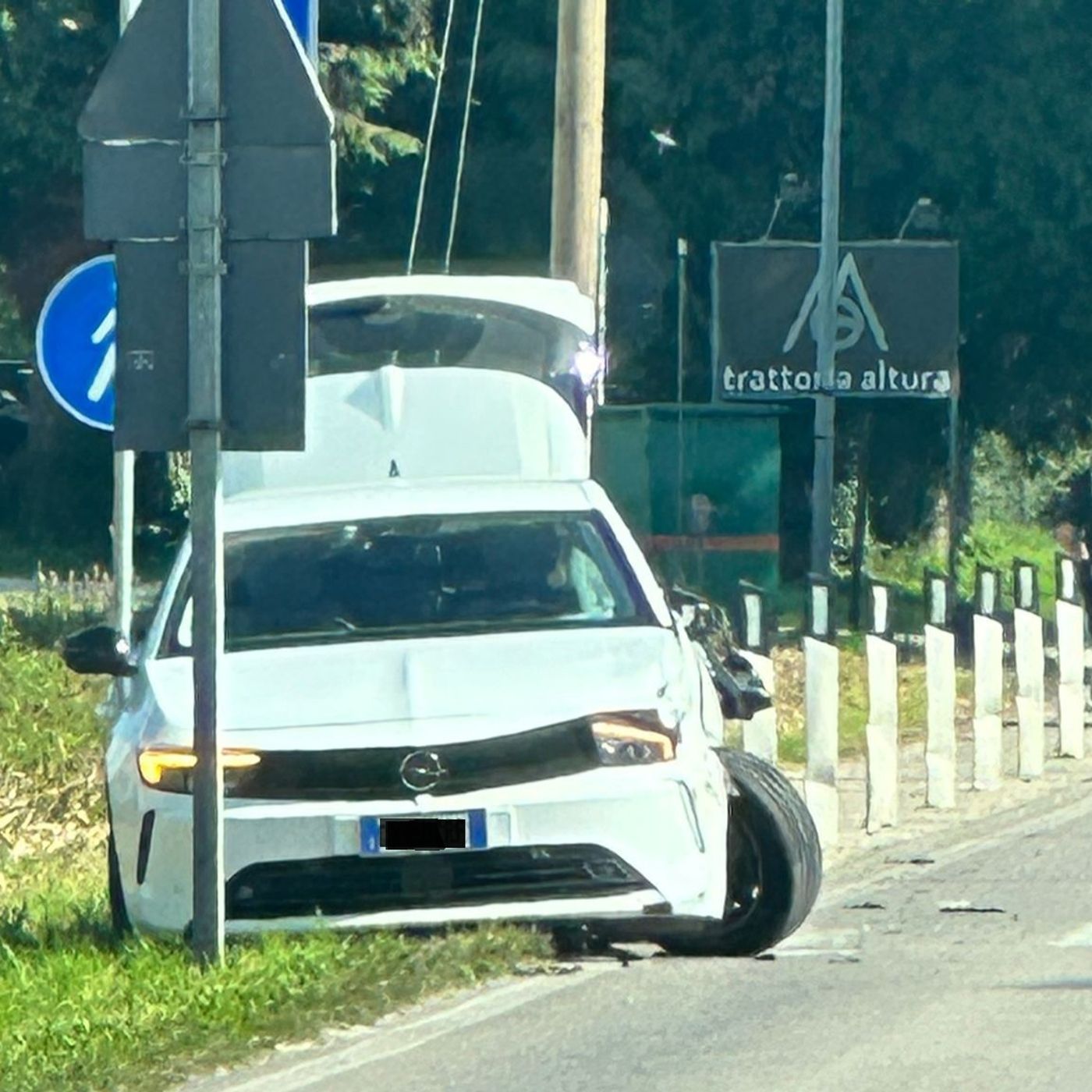 Violento schianto fra tre auto: quattro persone ferite sulla Maranese