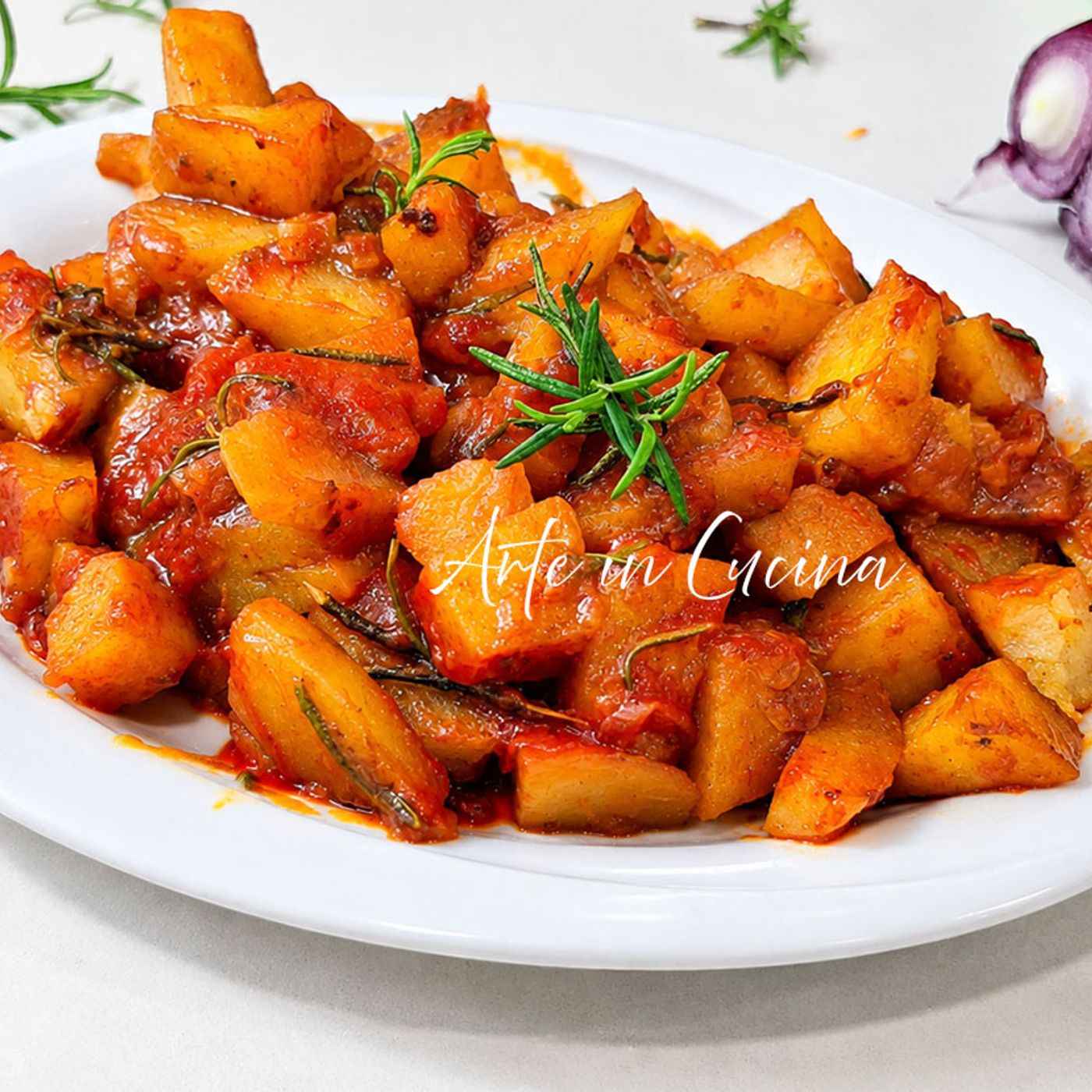 Patate alla contadina con cipolle e pomodoro al rosmarino