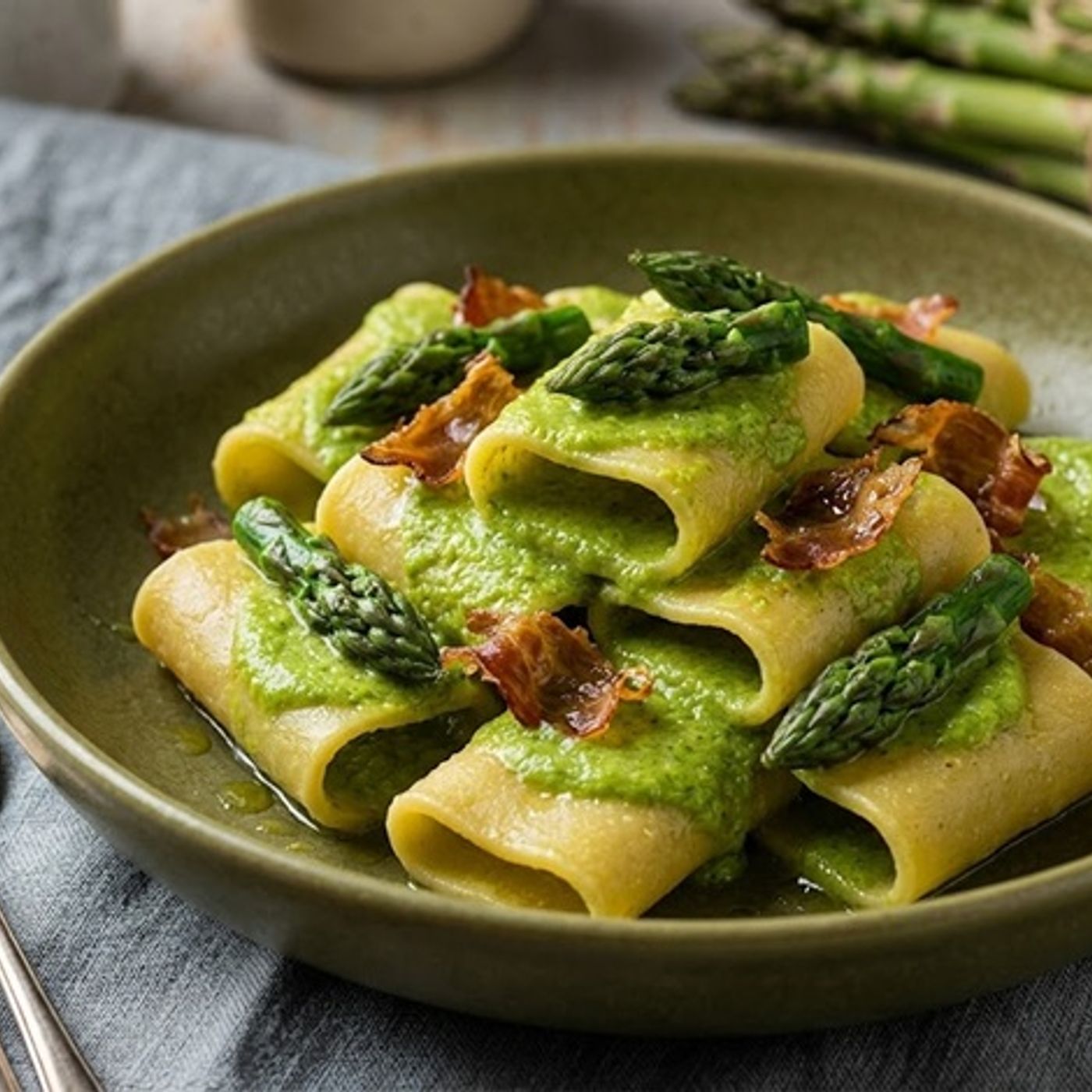 Paccheri cremosi agli asparagi: il segreto per una crema perfetta con pancetta croccante episode artwork