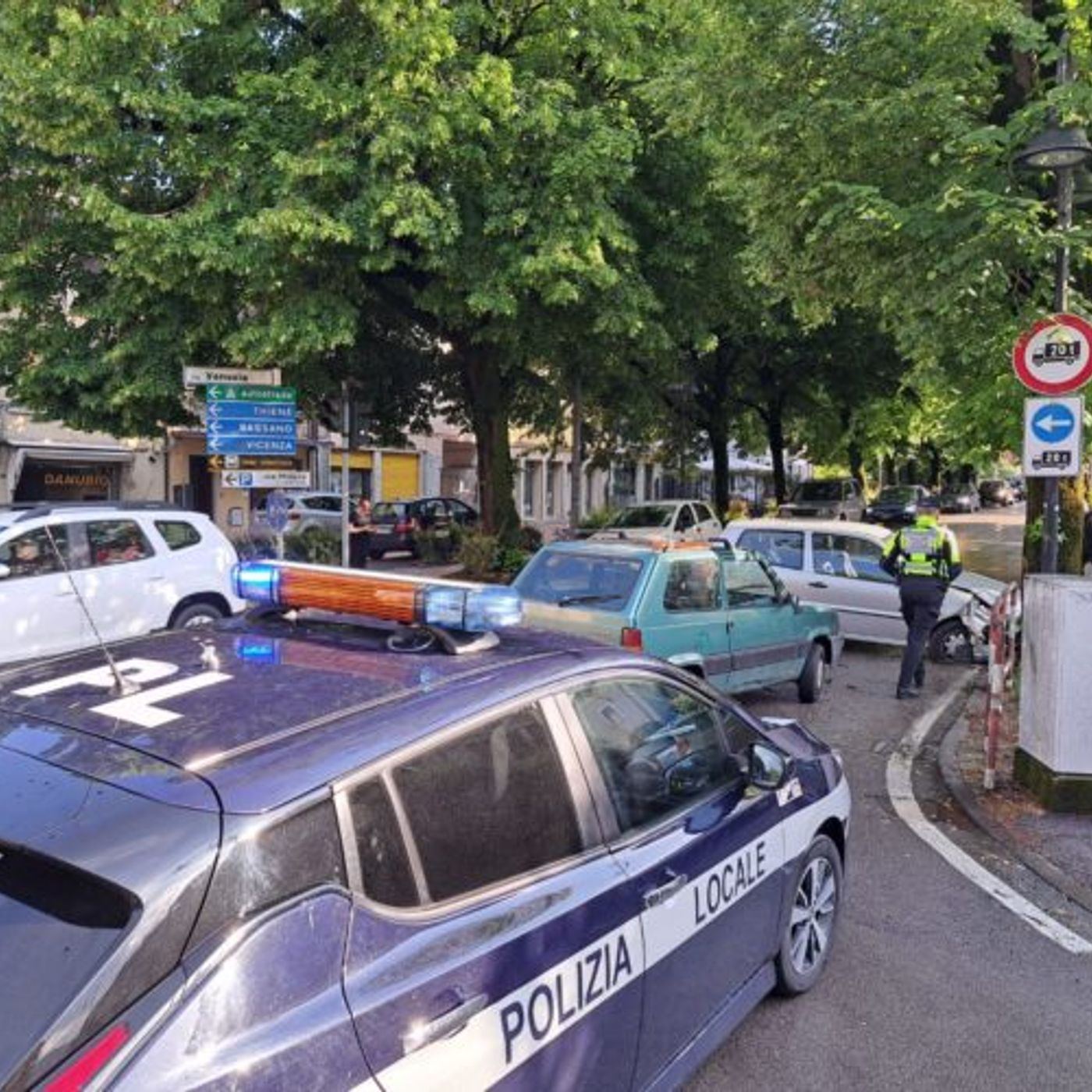 Auto si schianta su un albero: traffico in tilt fra il centro e Magré all’ora di punta episode artwork