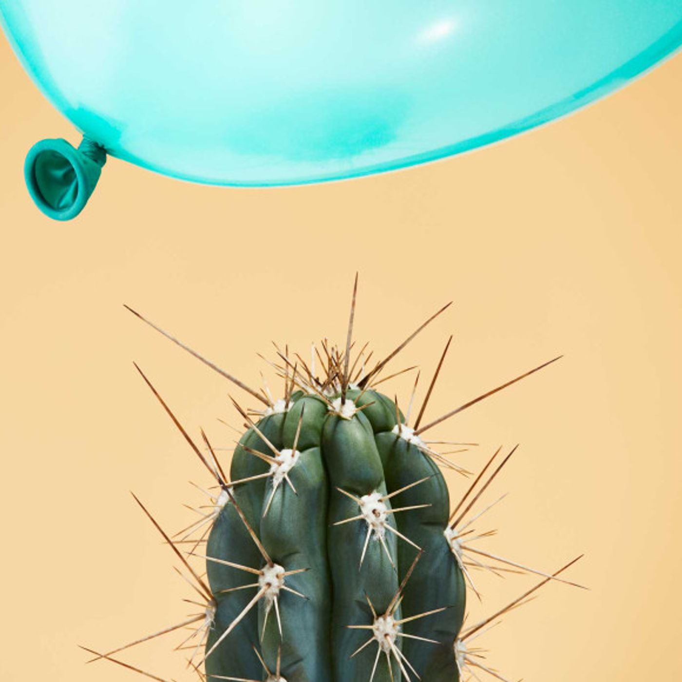 I 5 gesti che rivelano una persona emotivamente instabile (anche quando prova a nasconderlo)