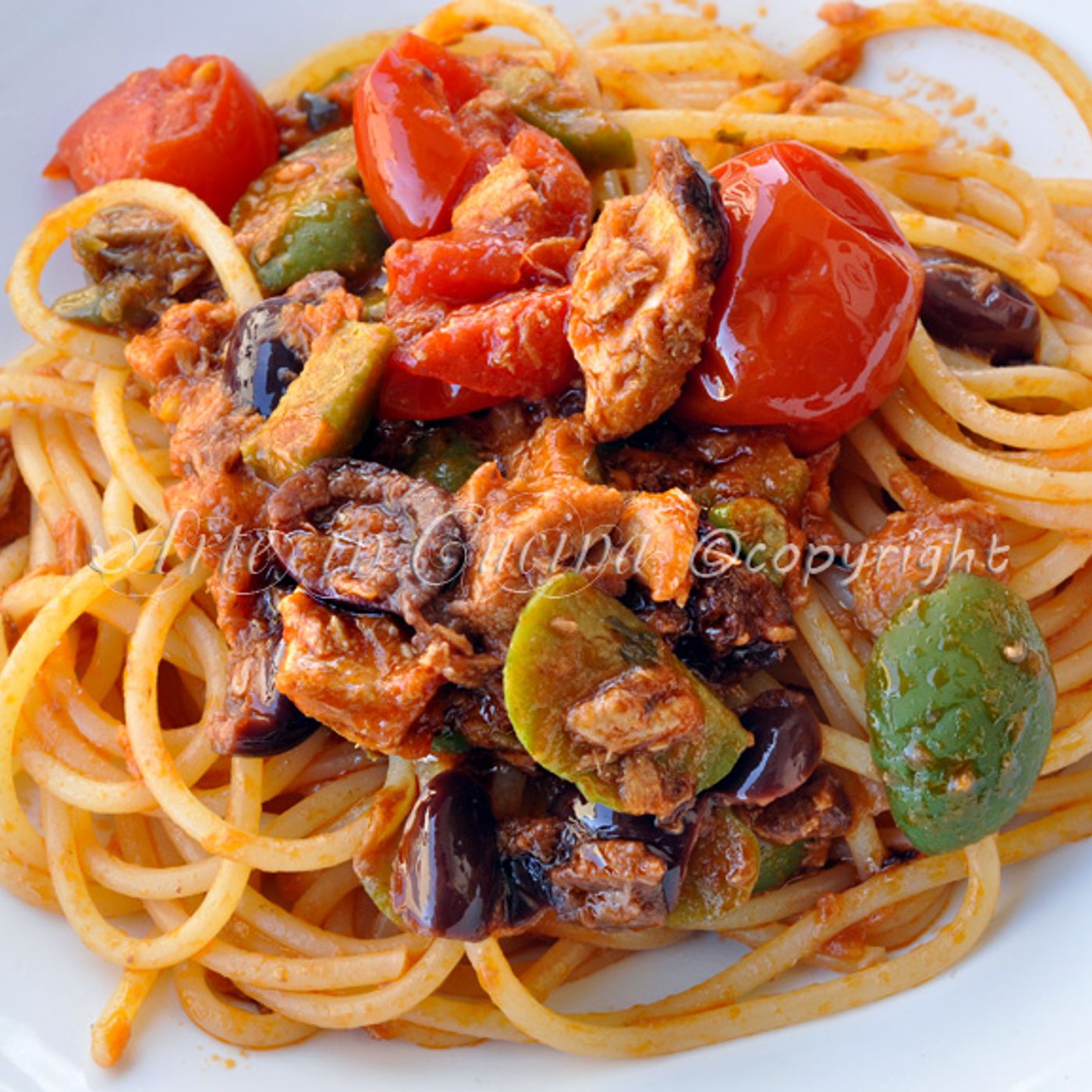 Spaghetti alla zingara (o alla belladonna): ricetta veloce con tonno e olive episode artwork