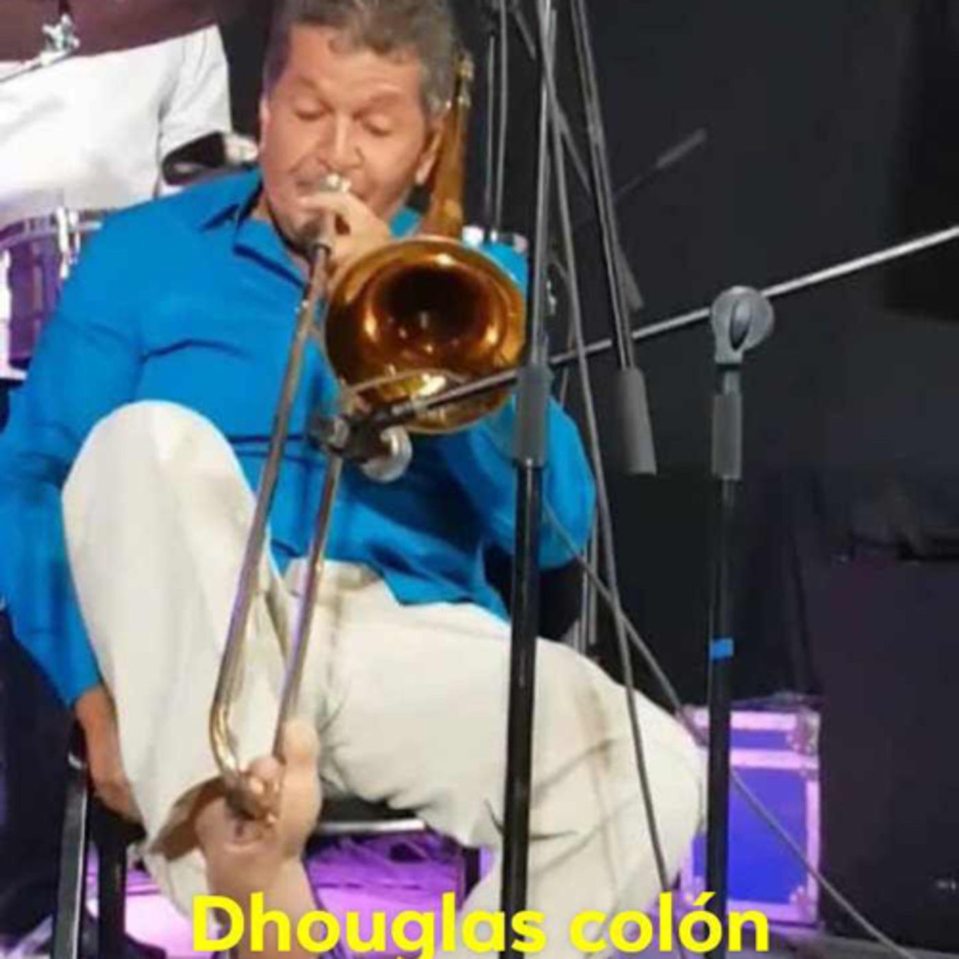 Dhouglas Colón el trombonista que toca con el pie.