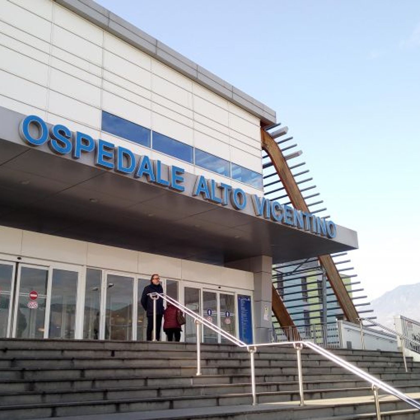 Vigilante ferito mentre blocca un intruso in ospedale episode artwork