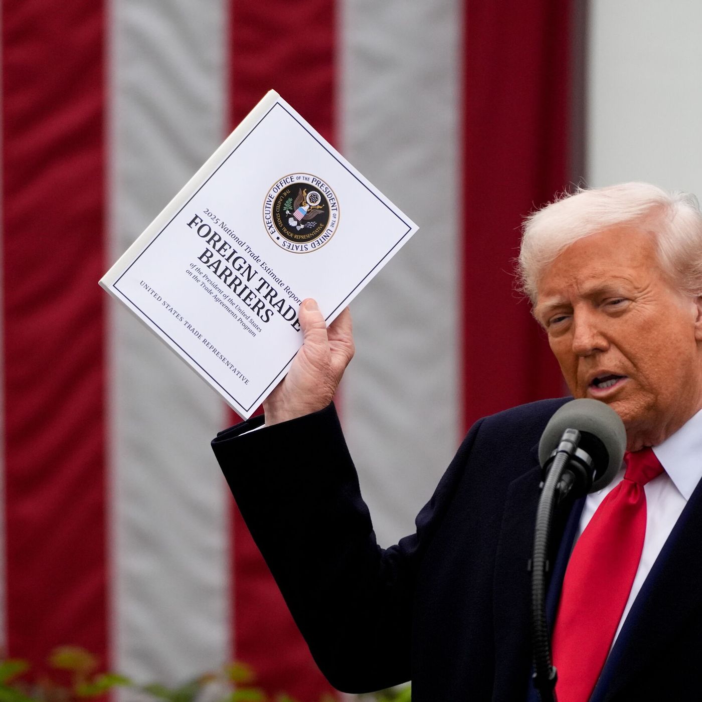 Tertulia de La Trinchera: Trump arriesga la economía mundial a cara o cruz