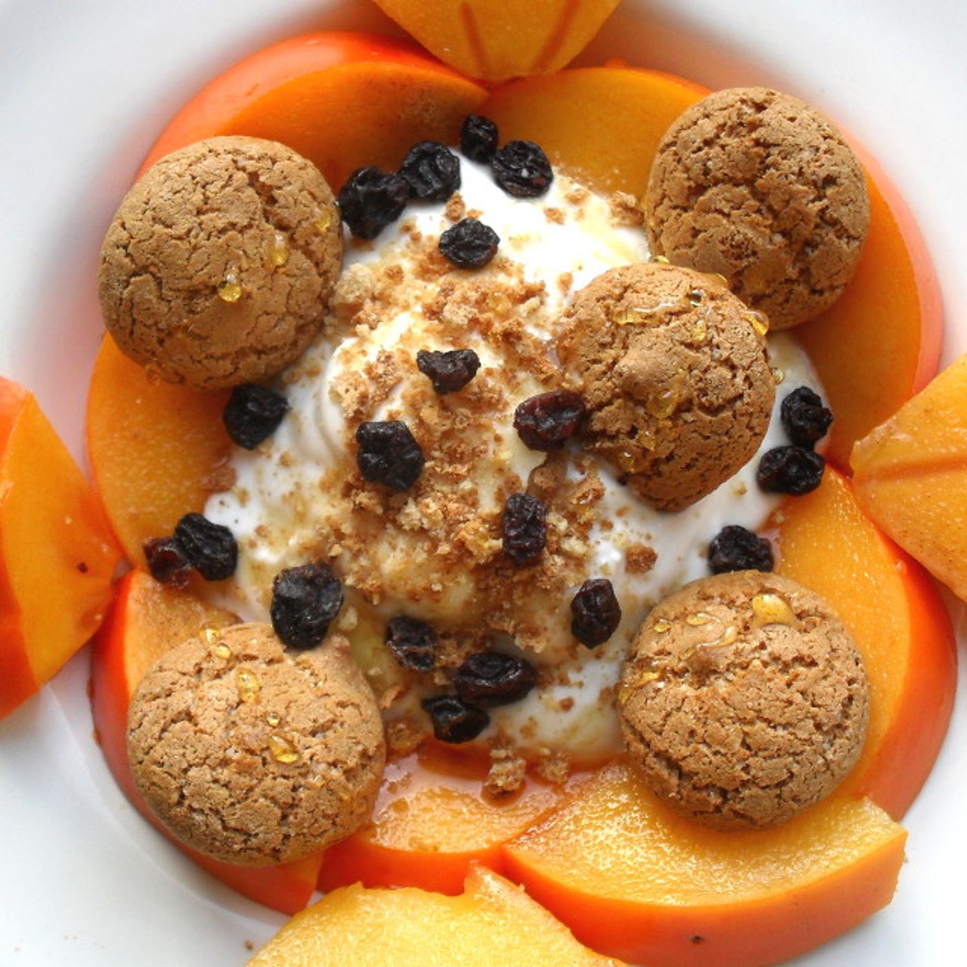 Cachi con amaretti e yogurt al cucchiaio