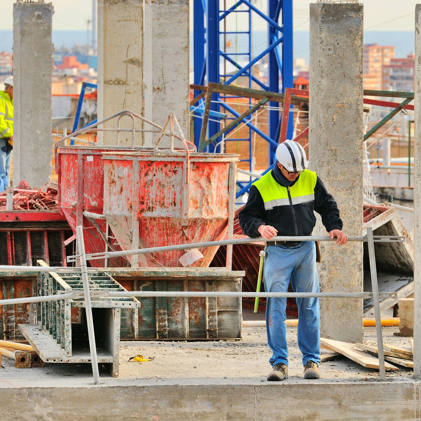 Prensa económica: Así asfixia Sánchez a las empresas españolas con los costes laborales