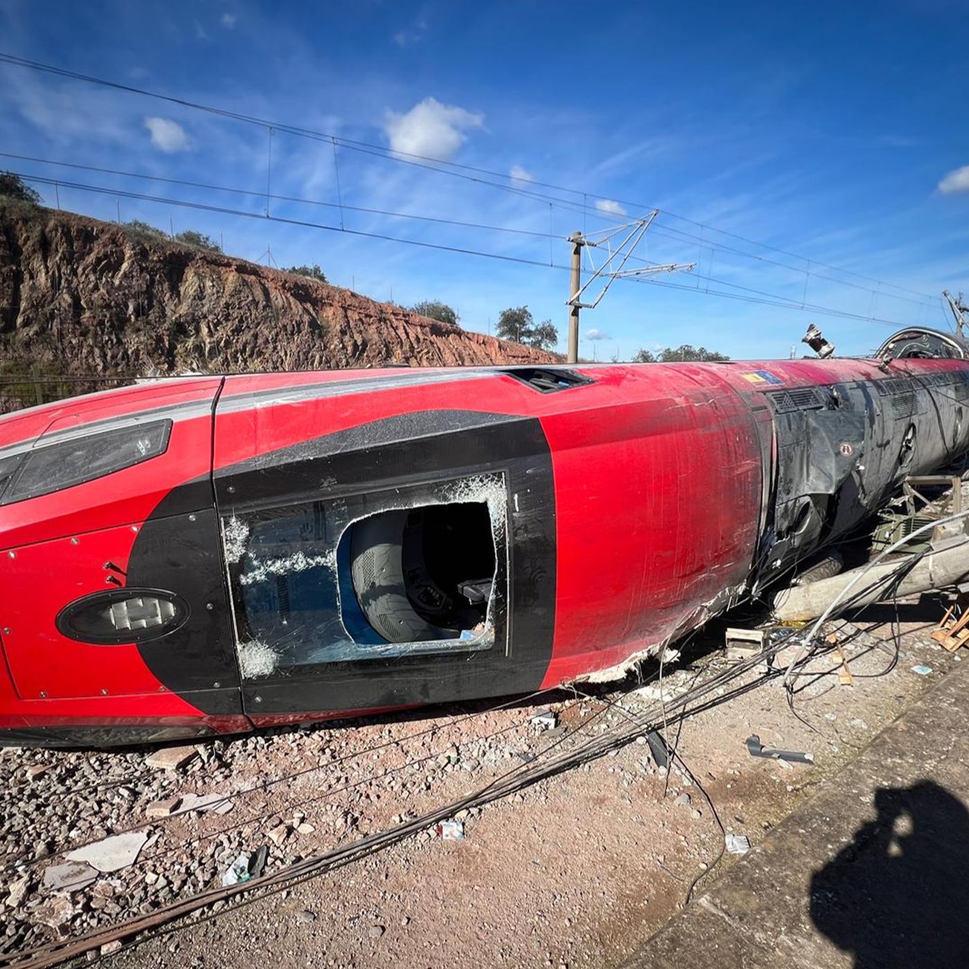 El editorial de Carlos Cuesta: La decisión de Adif que deja en entredicho al Gobierno tras el accidente de Adamuz