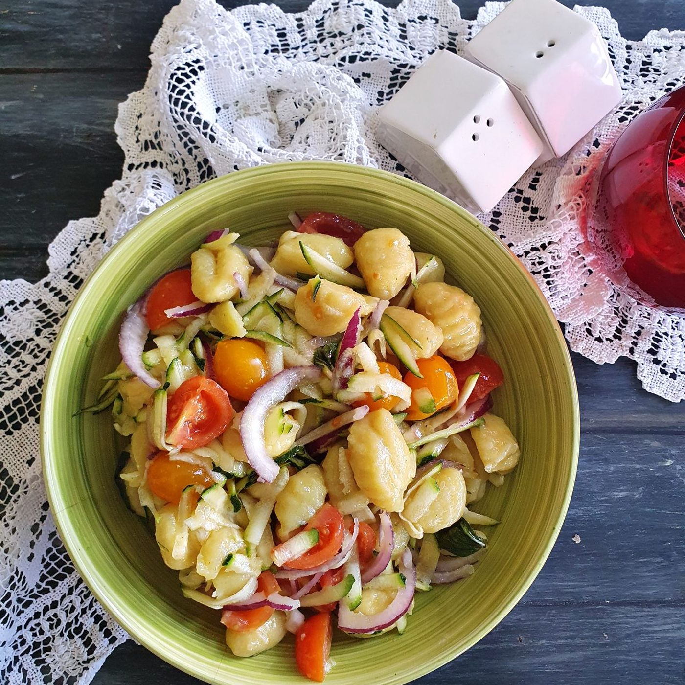 Gnocchi spadellati con  datterini e cipolle rosse episode artwork