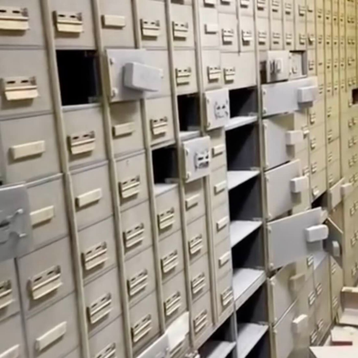 Vomero, il segreto delle cassette di sicurezza: chi ha guidato la banda del buco? episode artwork