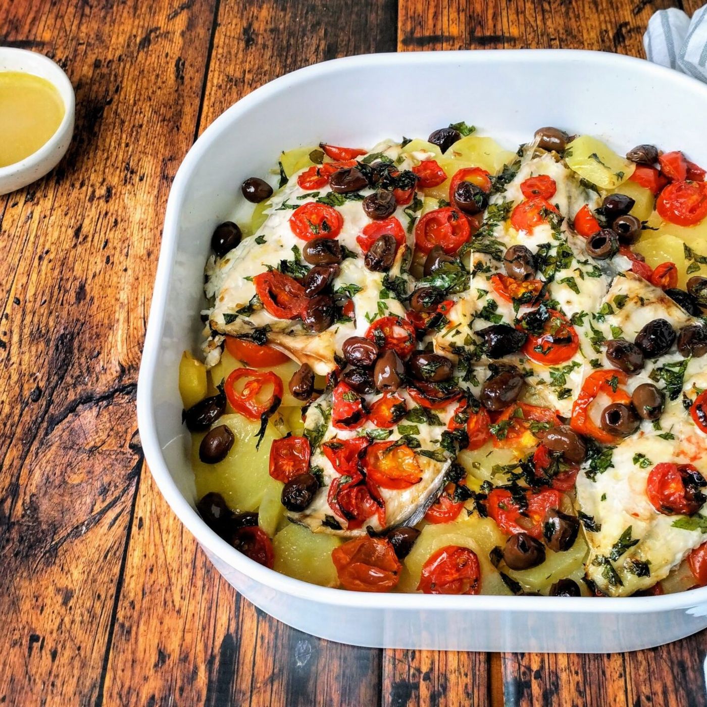 Filetti di orata al forno con patate e olive: il secondo stuzzicante per le occasioni speciali episode artwork