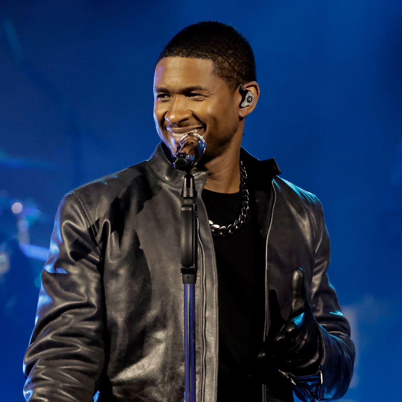 Usher doing the nfl superbowl episode artwork