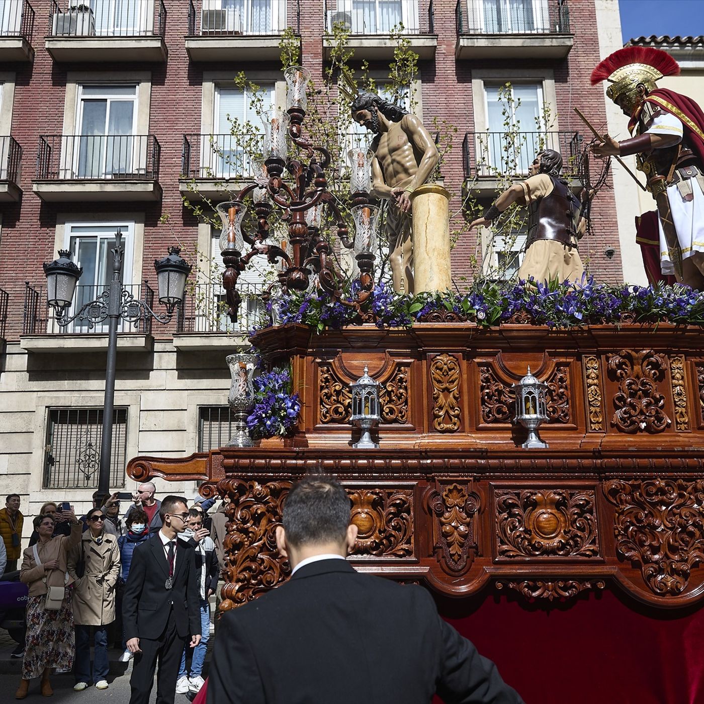 Las noticias de Herrero: La guerra encarece la Semana Santa: el arte sacro sufre la subida del oro y la plata