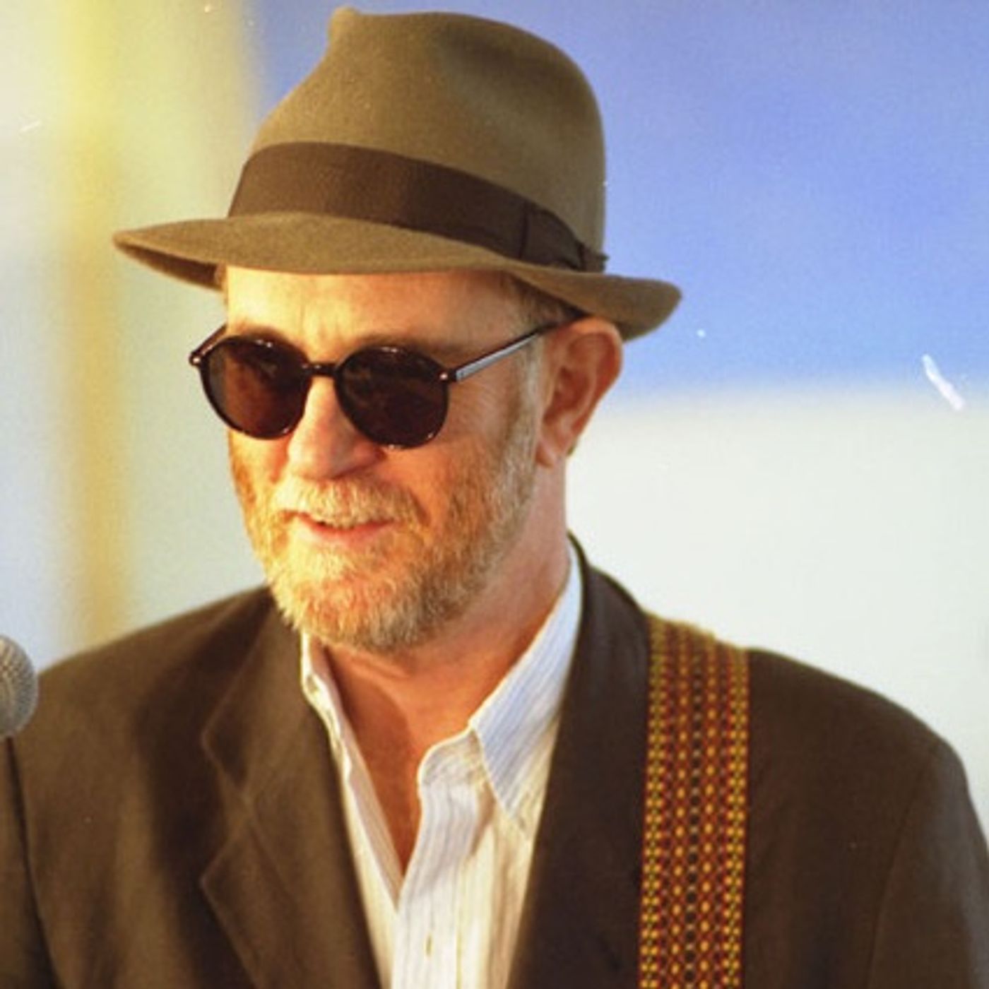 Francesco De Gregori. "Natale di seconda mano", denuncia l'ipocrisia della società ed è dedicata a chi non può vivere le feste con serenità.