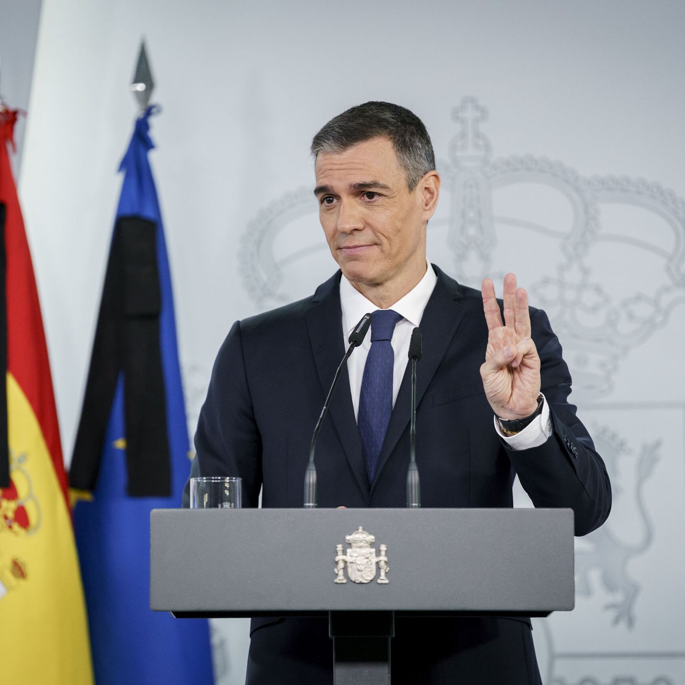 La República de los Tonnntos: Sánchez luce crespones negros por el Papa