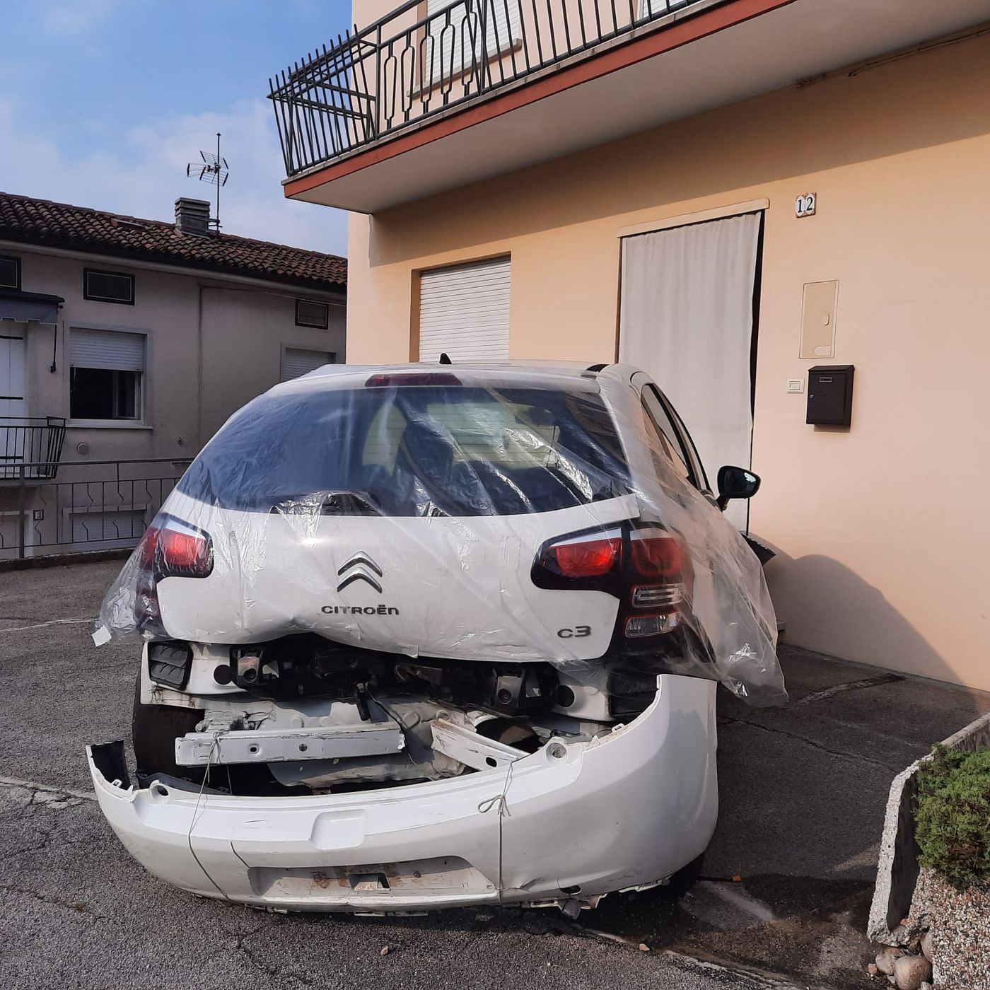 Si schianta contro un’auto in sosta e scappa. Ma la fuga finisce dentro la rotatoria episode artwork