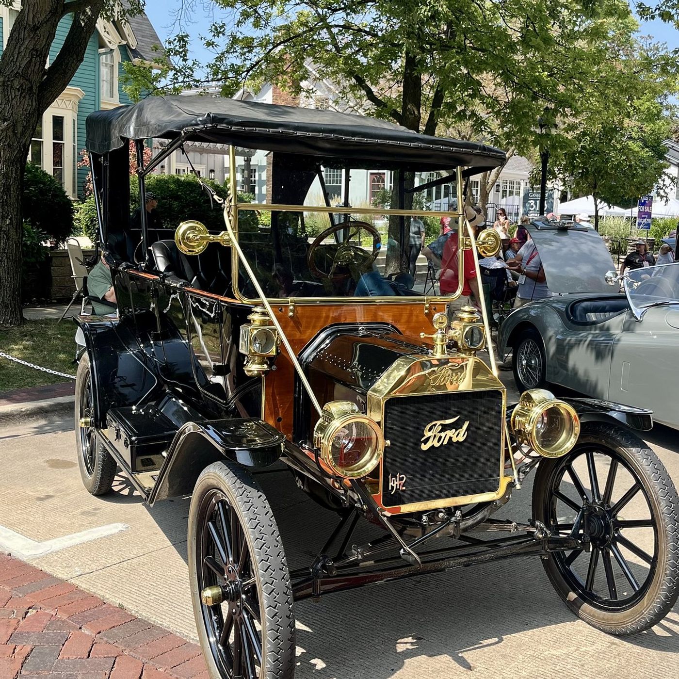 Geneva sets parking restrictions for car show episode artwork