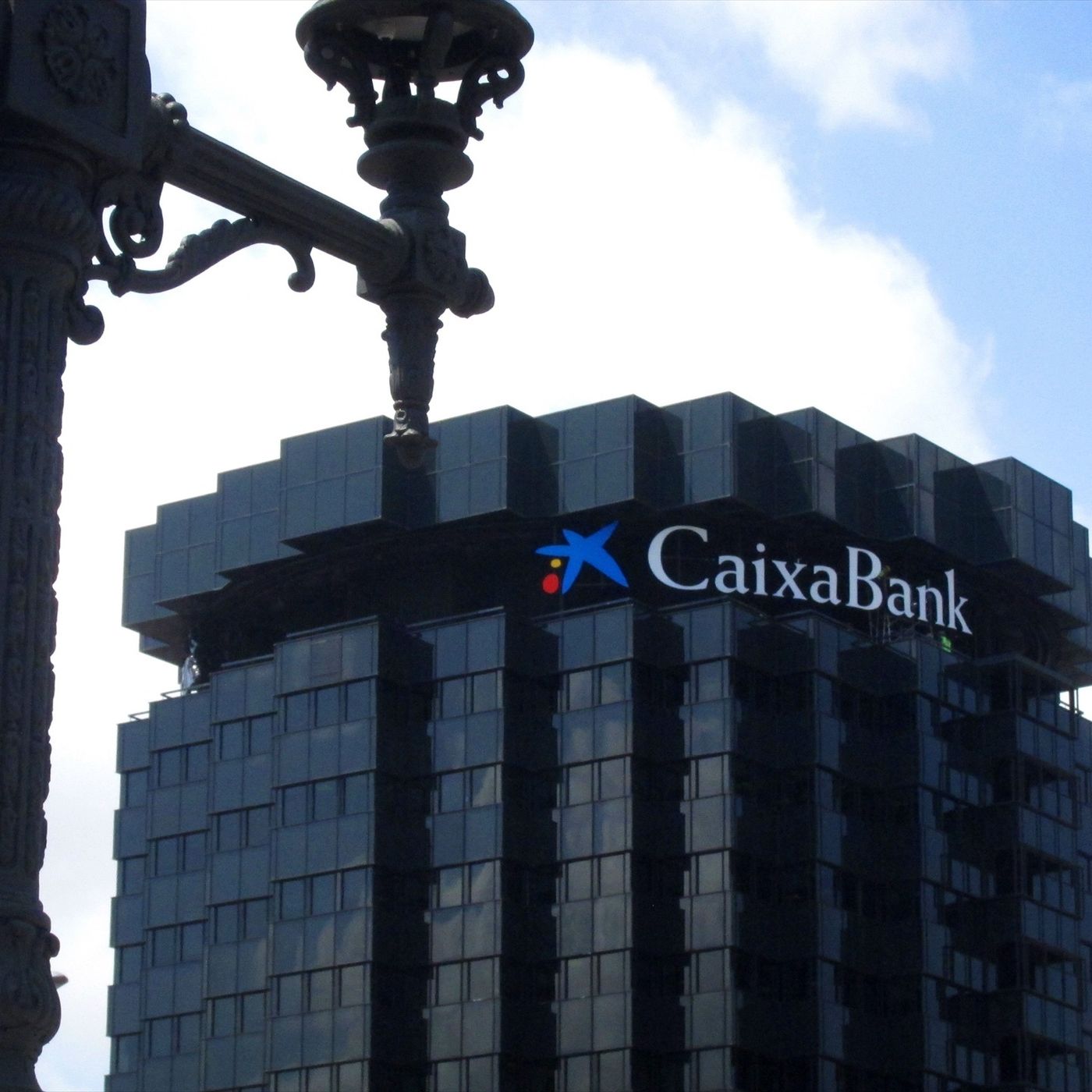 Federico a las 7: La Caixa regresa a Cataluña tras el golpe de Sánchez