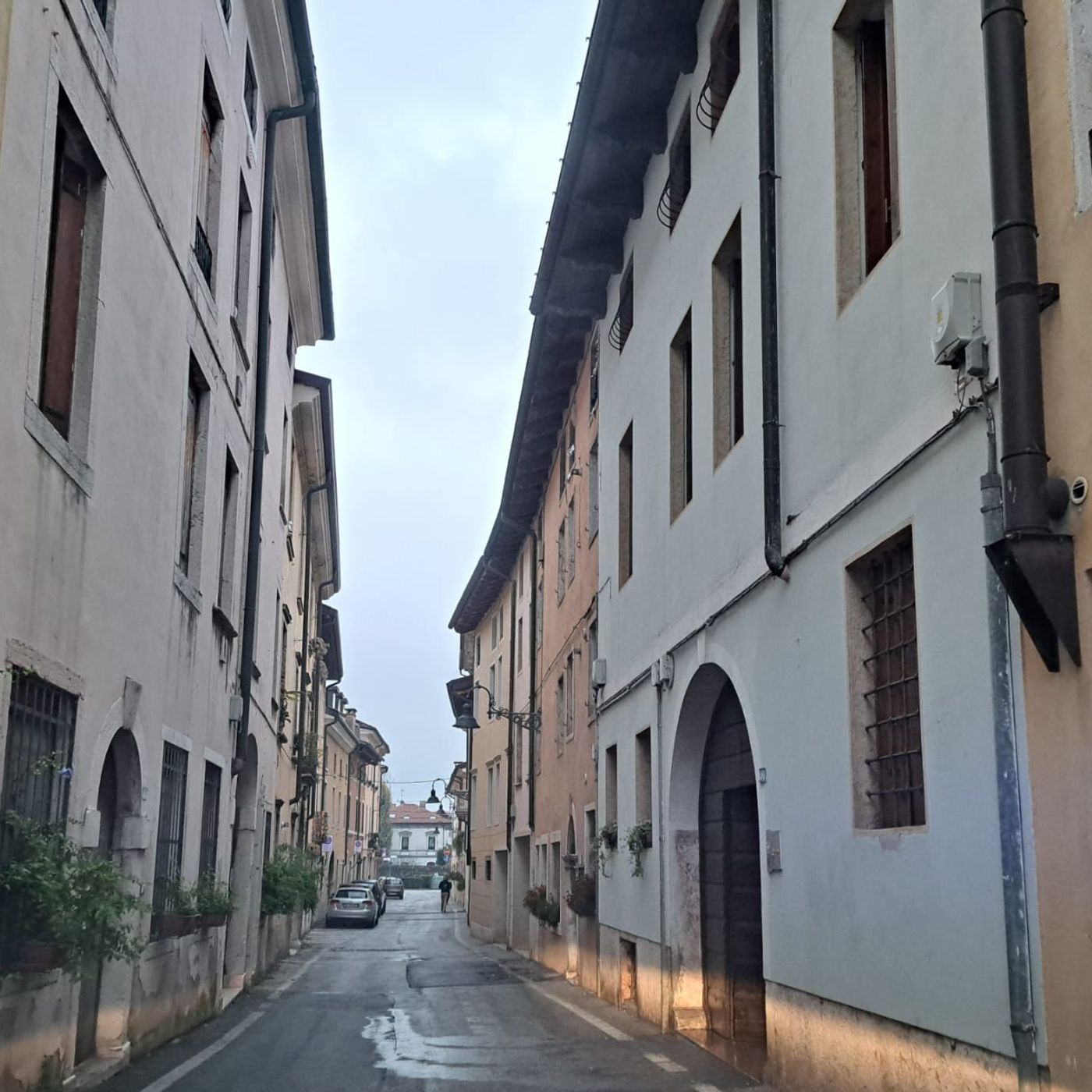 Casa Ater trasformata in rifugio abusivo: fermati tre irregolari, denunciata la titolare dell’alloggio