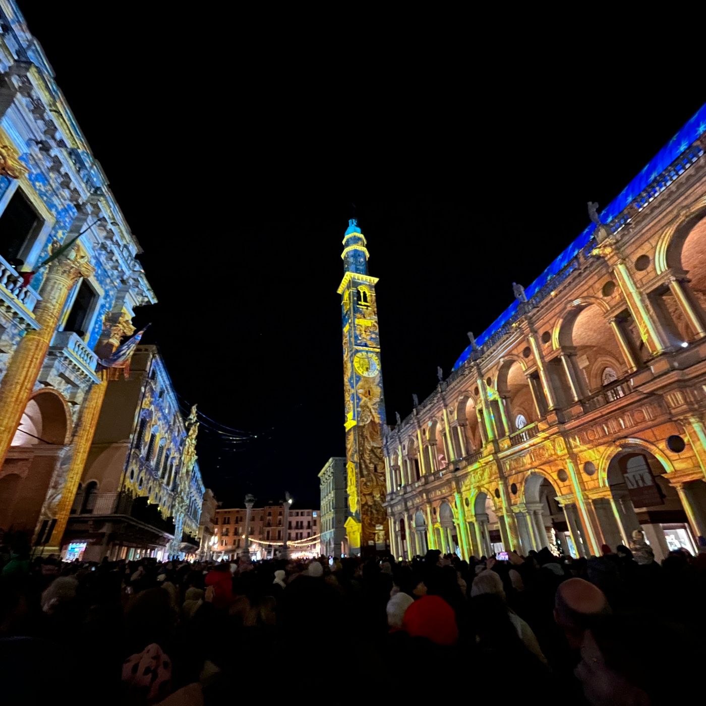 Accesi albero di Natale e videomapping in piazza dei Signori. E in Basilica ci sarà l’Olimpichetto
