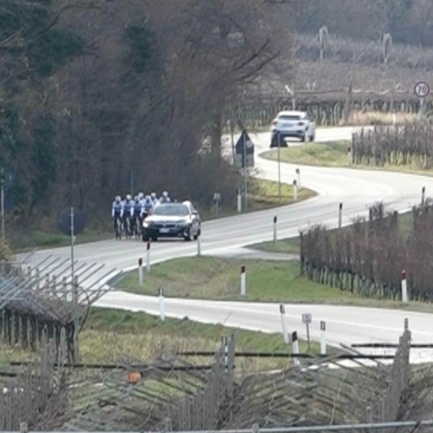 Colpi di pistola da un’auto durante l’allenamento della squadra di ciclismo: “Tragedia sfiorata” – VIDEO