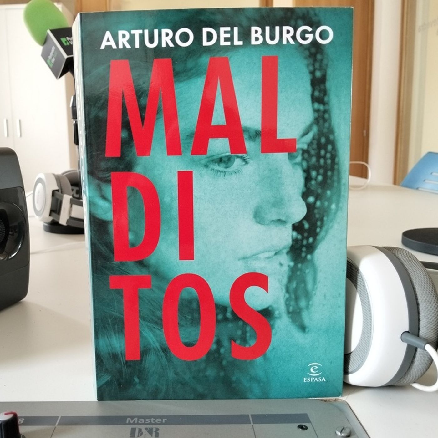 Arturo del Burgo con 'Malditos' episode artwork