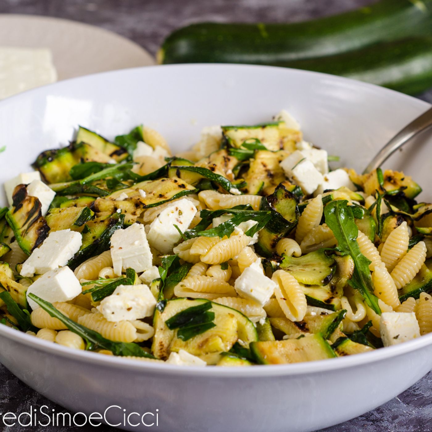 Pasta fredda con zucchine grigliate, feta e rucola episode artwork