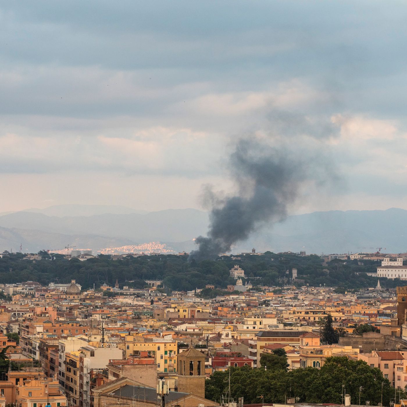 #581 Un’estate di incendi e lavori in corso, e altre storie di Roma episode artwork