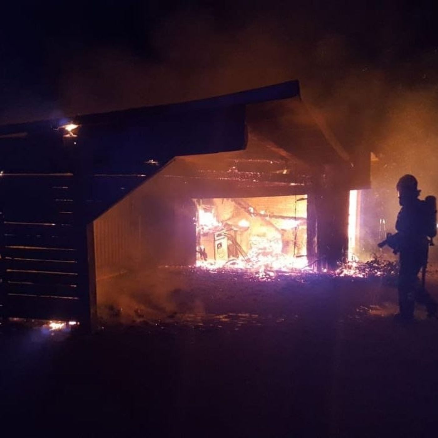 Fiamme in via Giol, legnaia distrutta. Casa salvata dai Vigili del fuoco