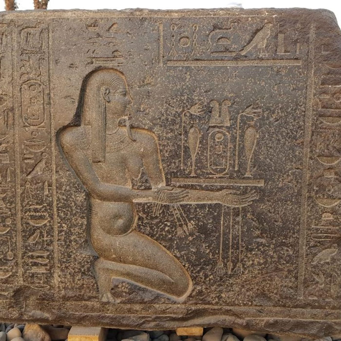 Gli archeologi scoprono blocchi decorati dal tempio di re Nactanebo I episode artwork