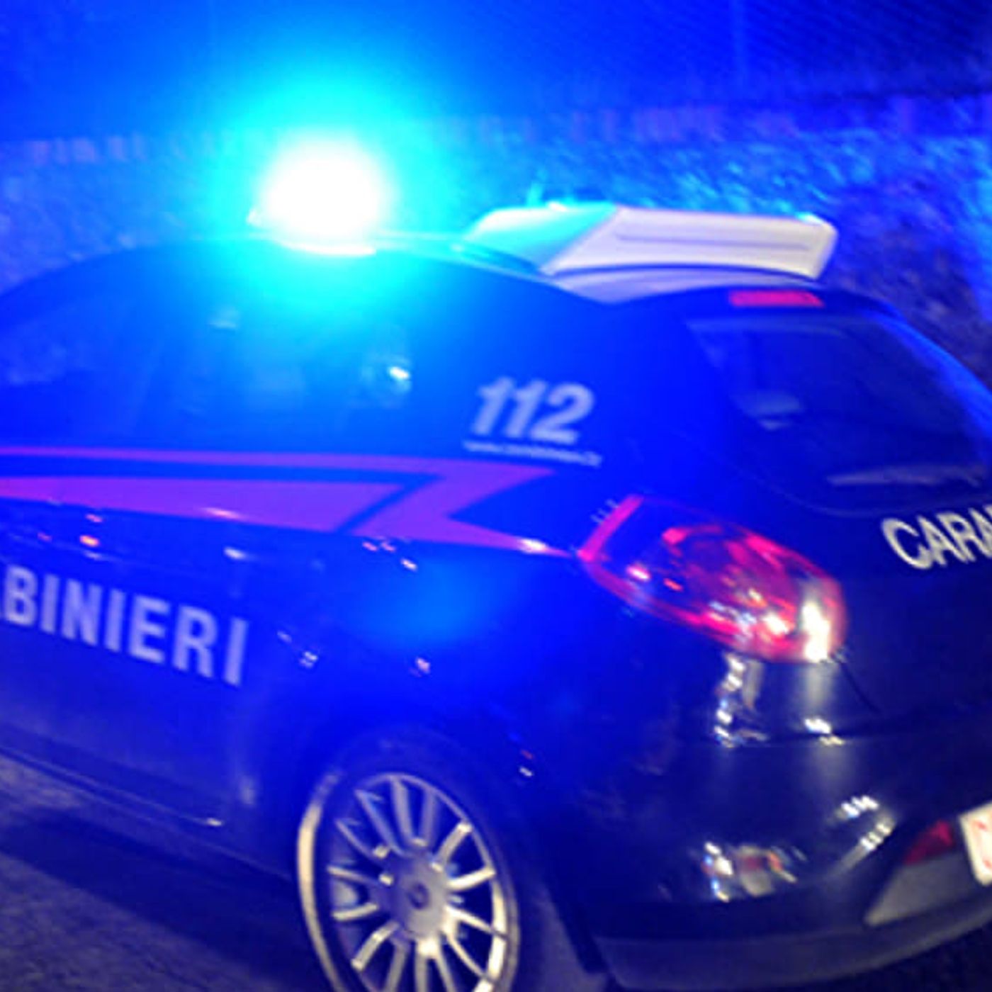 Sedicenne aggredito alle spalle di sera da uno sconosciuto. Indagano i carabinieri episode artwork