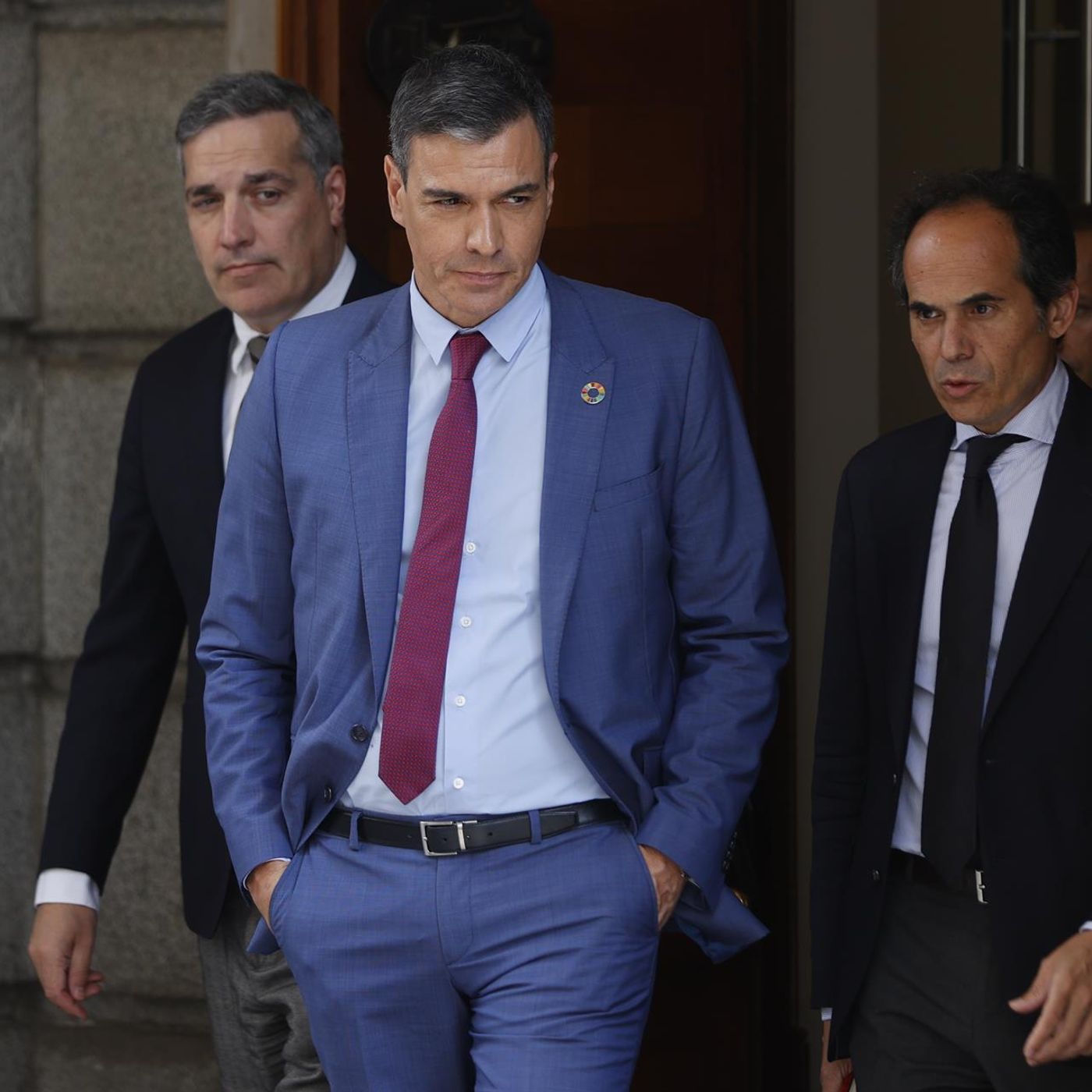 Las Noticias de La Mañana: Sánchez vuelve a huir del Congreso para no explicar el gasto en Defensa