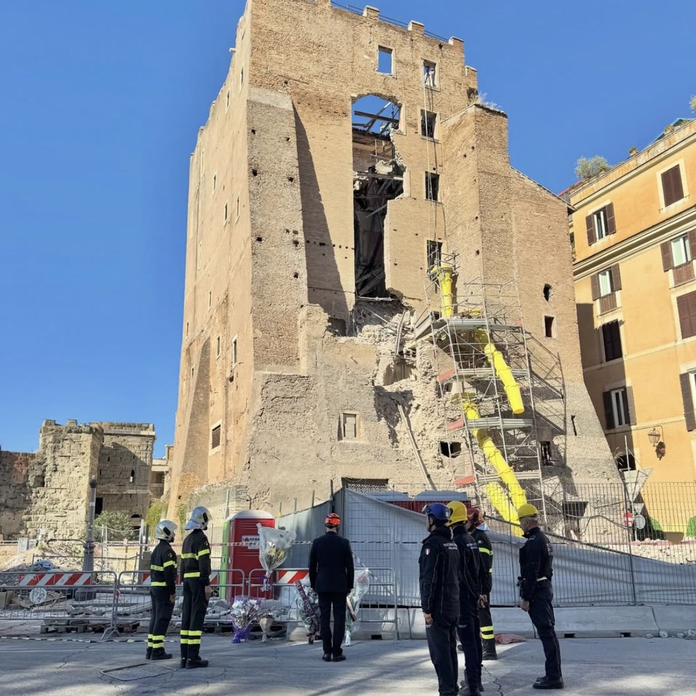 #842 Il lutto, le indagini, i progetti sulla Torre de Conti e altre storie di Roma episode artwork
