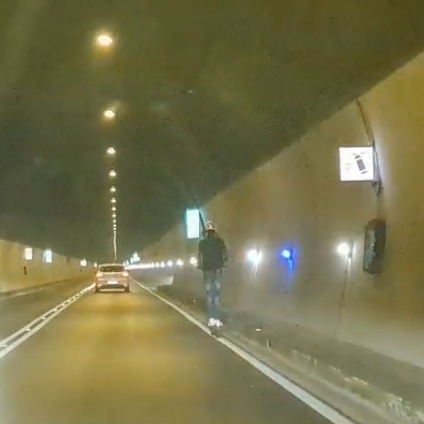 Col monopattino nel tunnel, gli agenti bloccano un 36enne: “Sto rientrando a casa” episode artwork