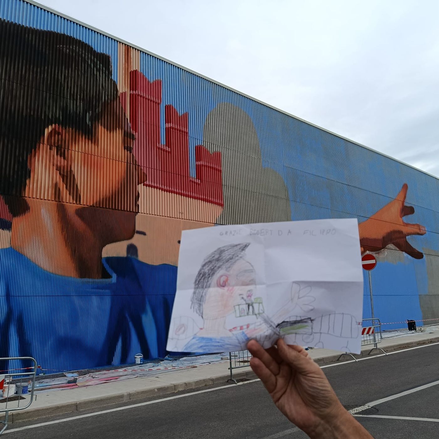 Arte che unisce: il murale diventa una festa di quartiere, tra pizze, birre e sedie da condividere episode artwork