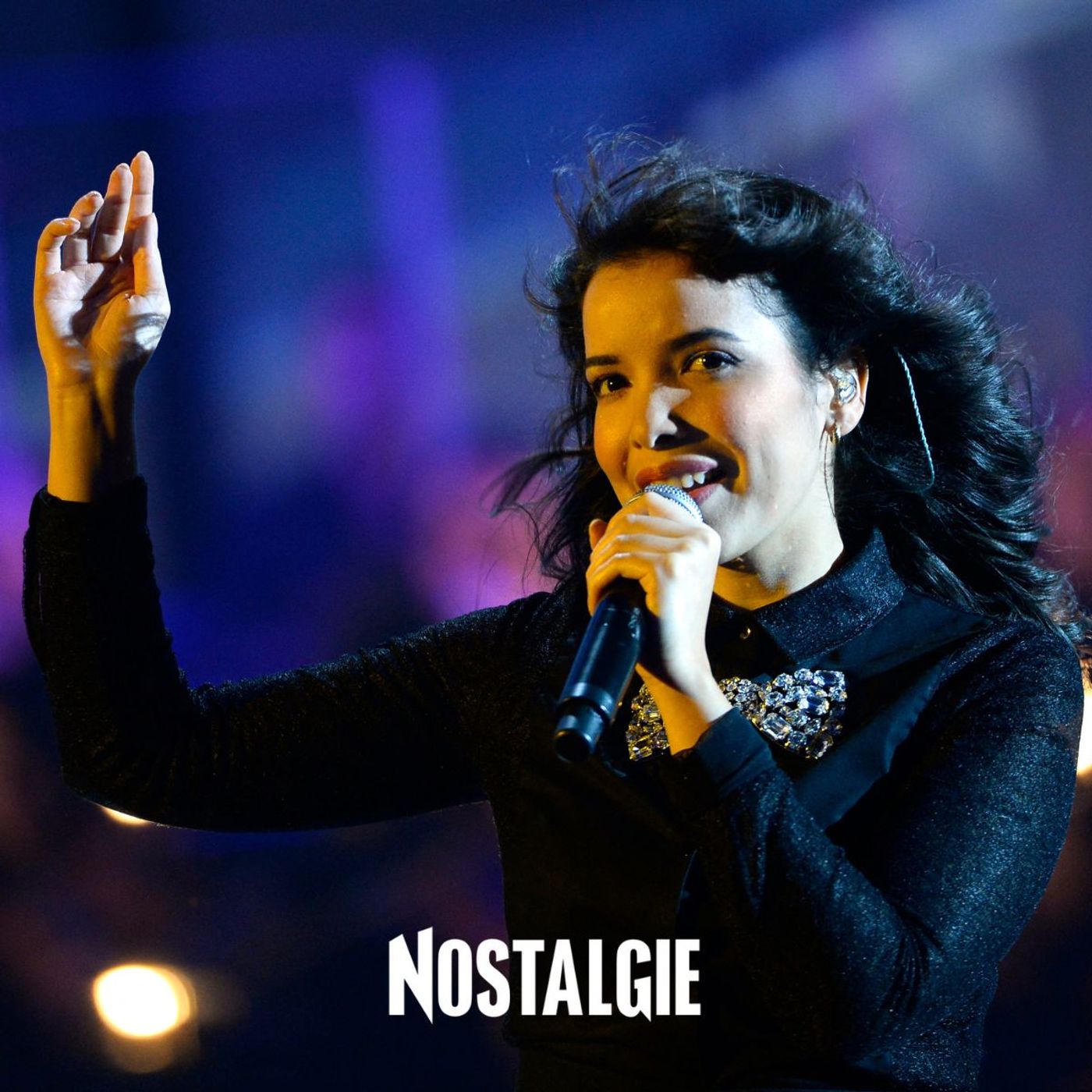 Après 10 ans d'absence Indila refait surface, sur un cheval