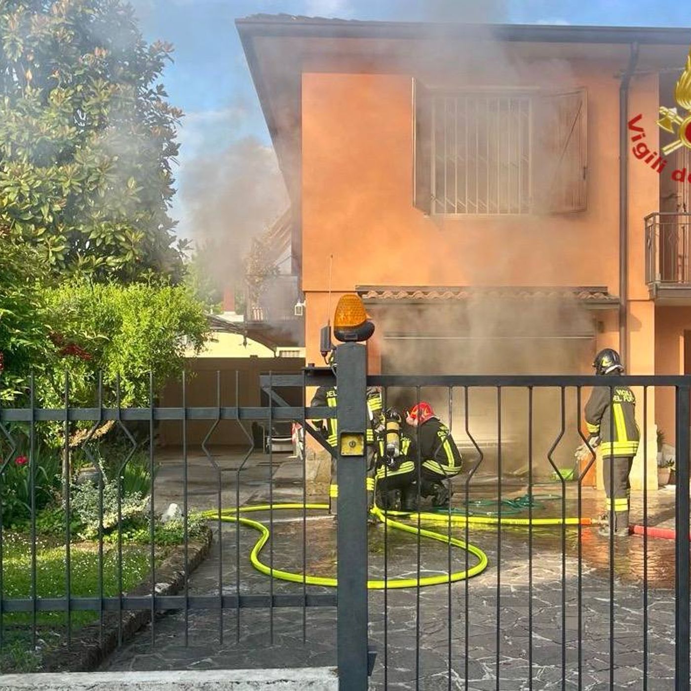 Fiamme nel garage all’alba: paura in una villetta, due anziani intossicati episode artwork