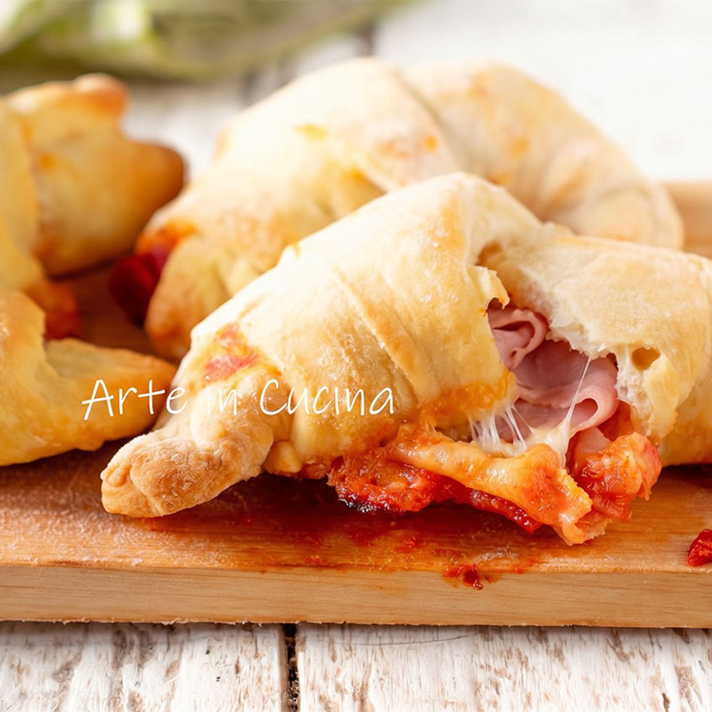 Cornetti con pasta pizza pronta con prosciutto e provola