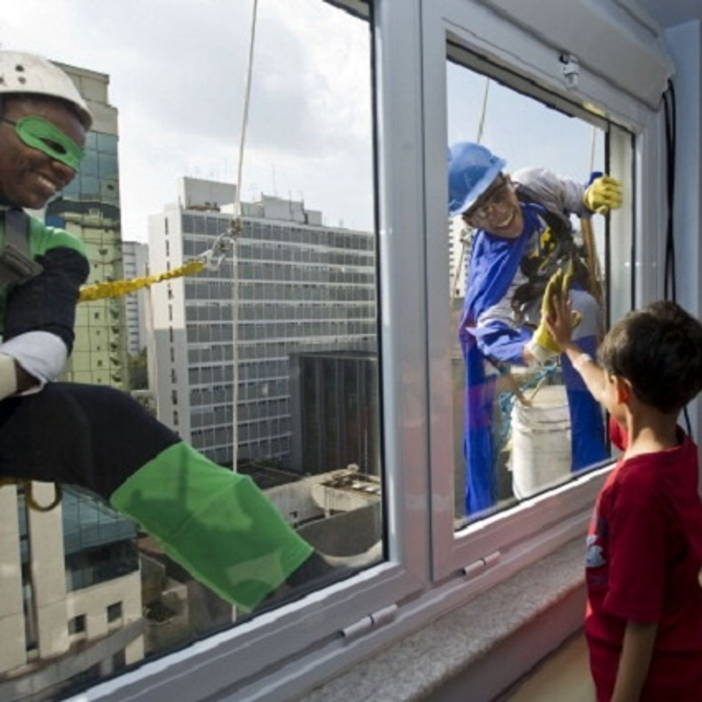 (Smile File) Window washers become superheroes for children in the hospital episode artwork