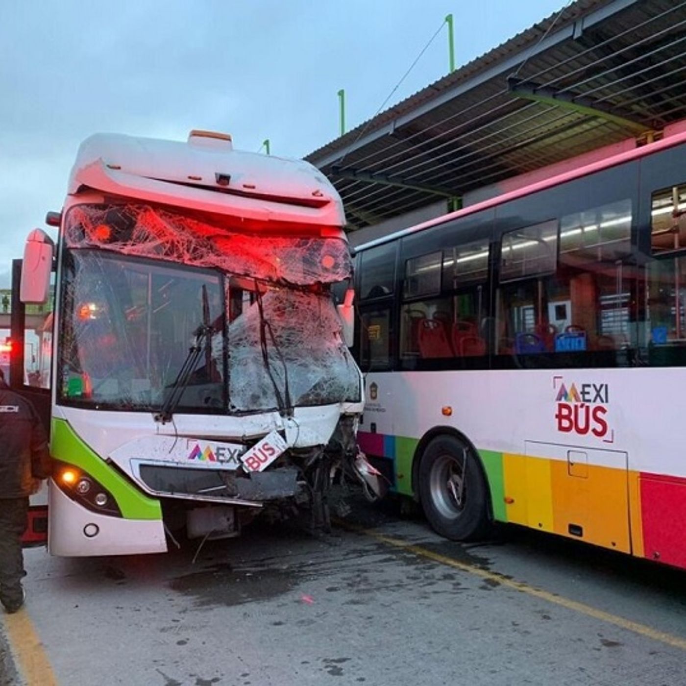 Chocan 2 Mexibuses y dejan 26 heridos Chocan 2 Mexibuses y dejan 26 heridos