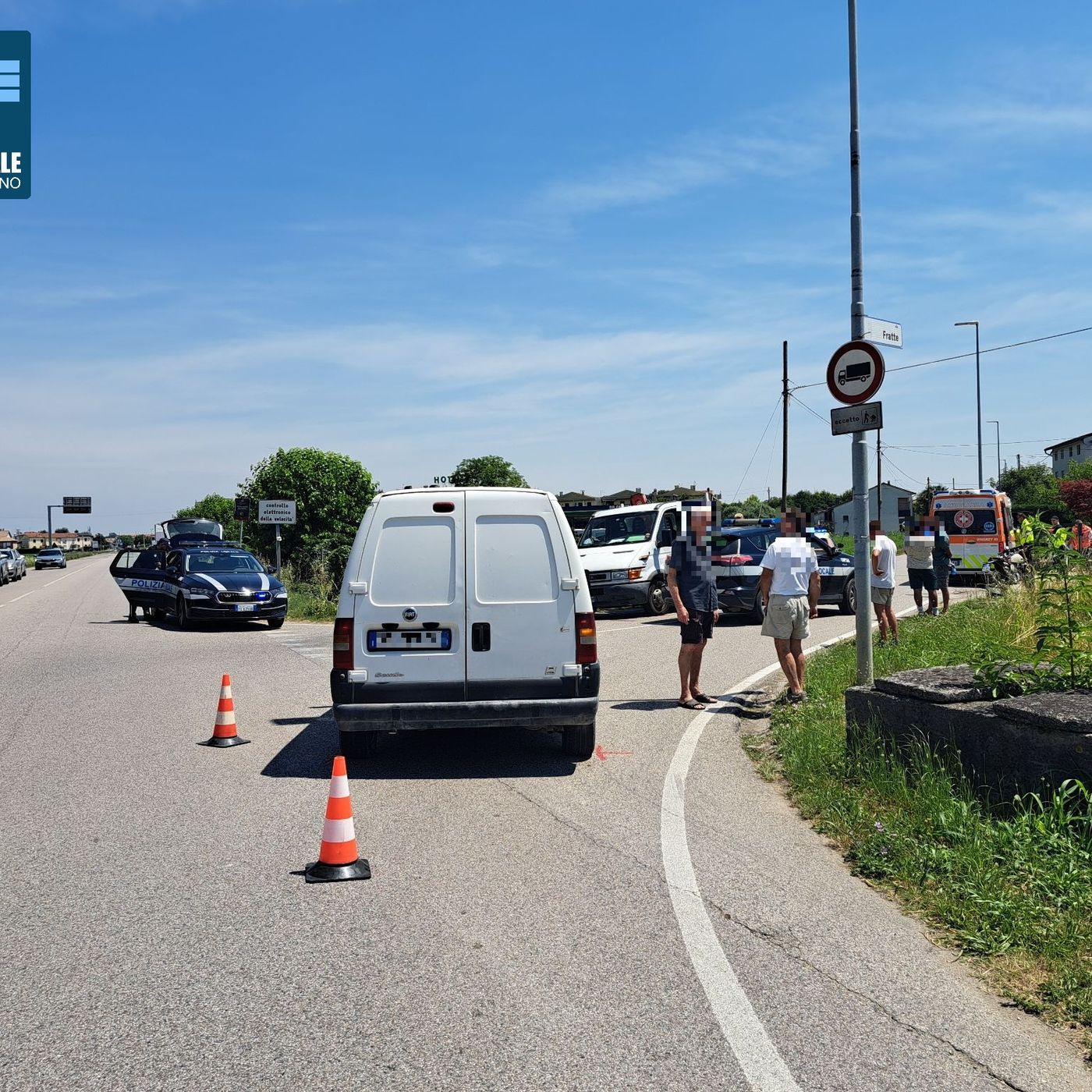 Moto carambola tra due furgoni. Ferito un 17enne finito nel fossato episode artwork