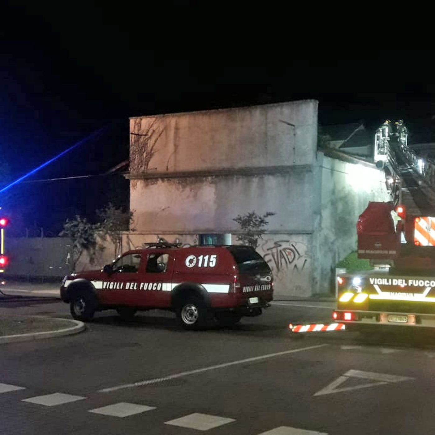 In fiamme nella notte la casa abbandonata. Crolla parte del tetto, nessuno all’interno