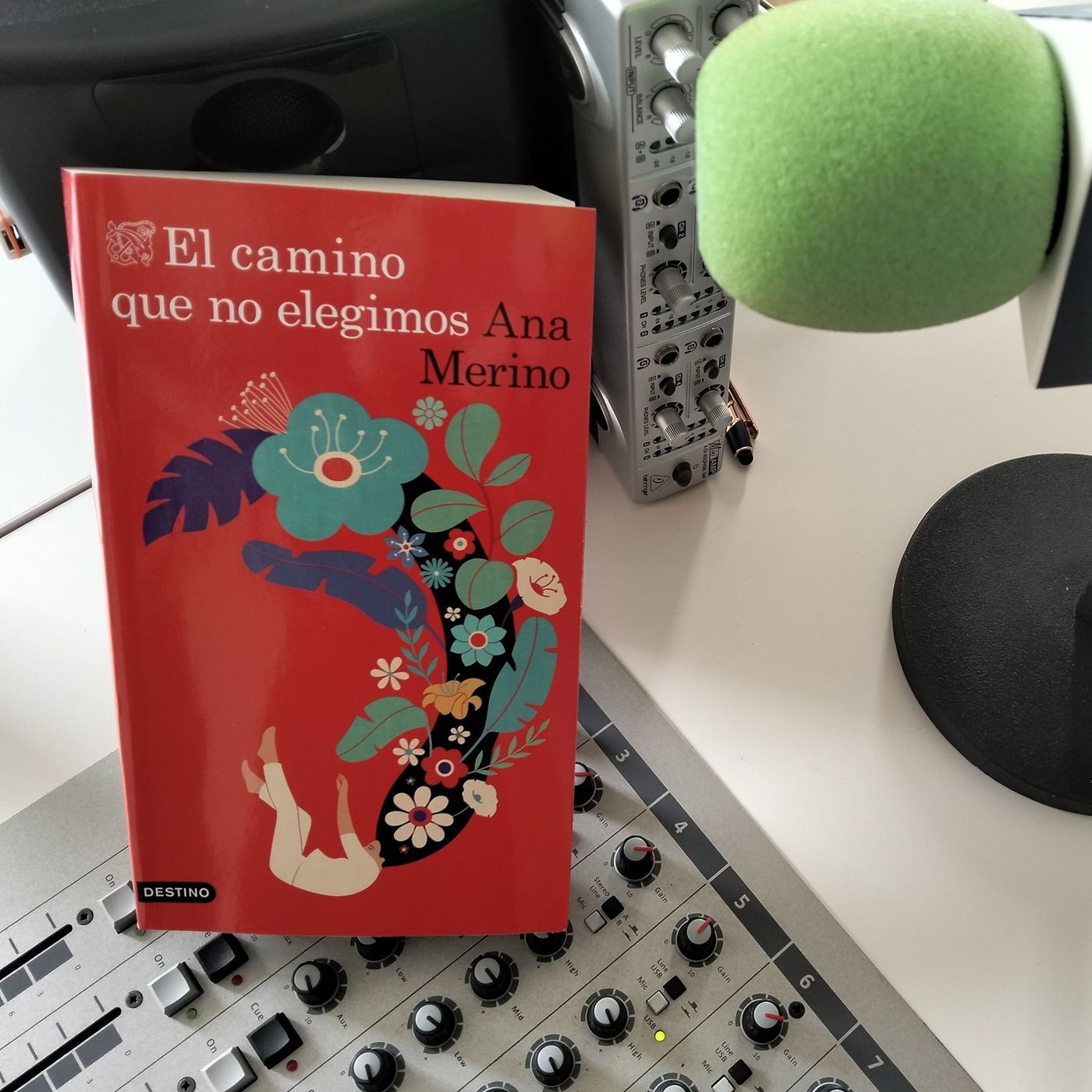 Ana Merino con 'El camino que no elegimos' episode artwork