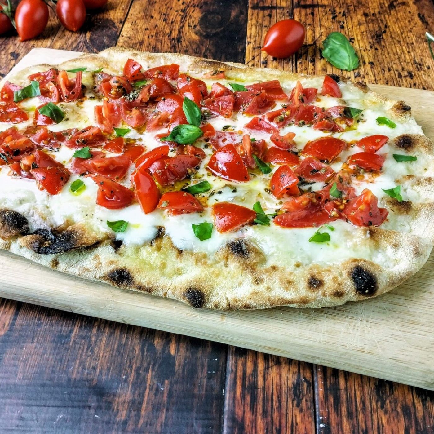 Pinsa già pronta con pomodorini e mozzarella: idea golosa, pratica e veloce episode artwork