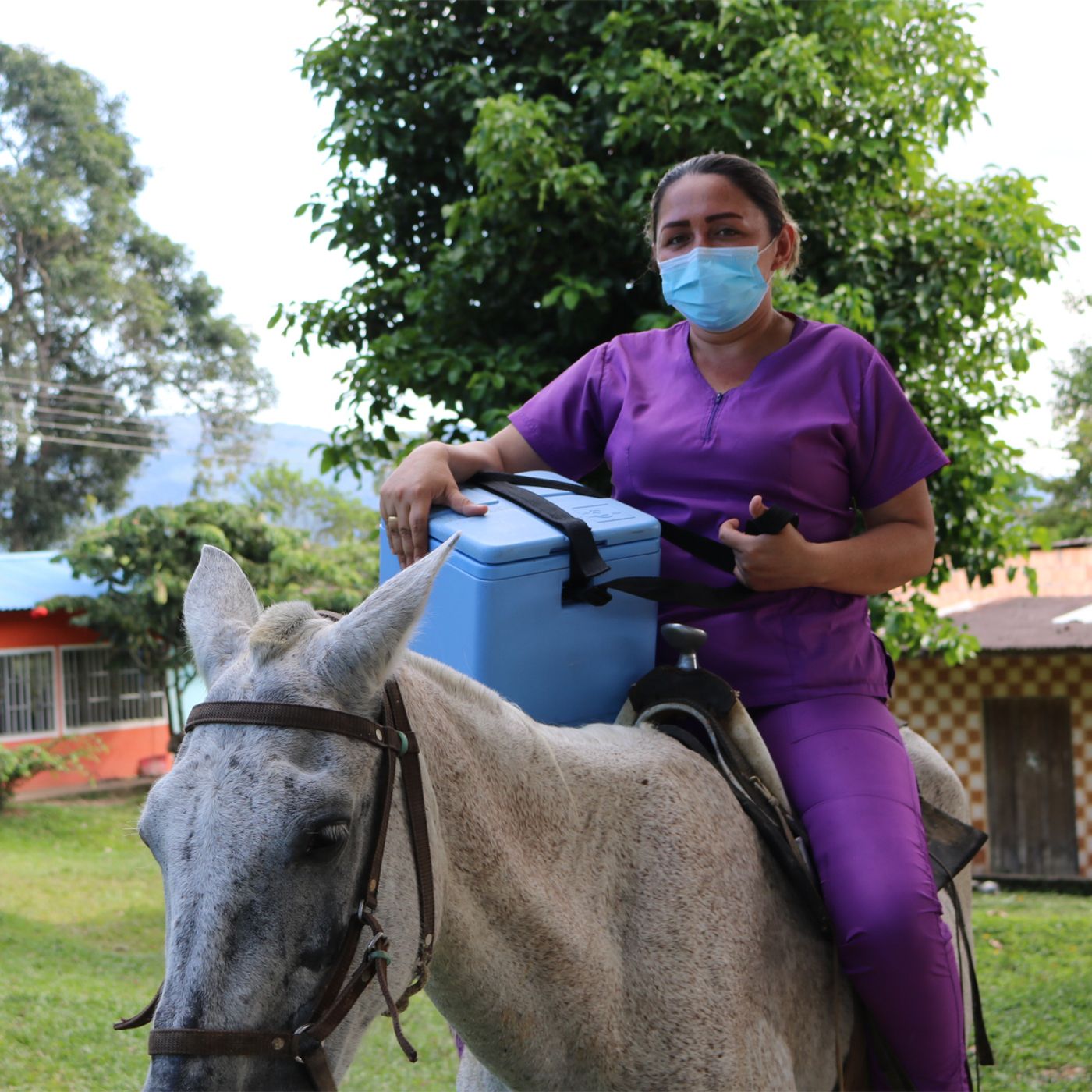 A caballo, nadando y hasta en helicóptero: la odisea de llevar las vacunas contra el covid-19 a las zonas más apartadas de Colombia episode artwork