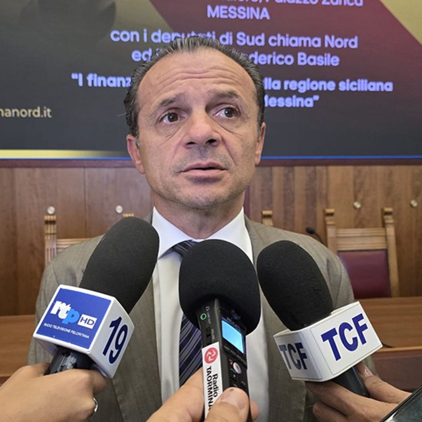 INTERVISTA Giardini Naxos. “Le spese elettorali le deve pagare l’onorevole De Luca? E perché?” episode artwork