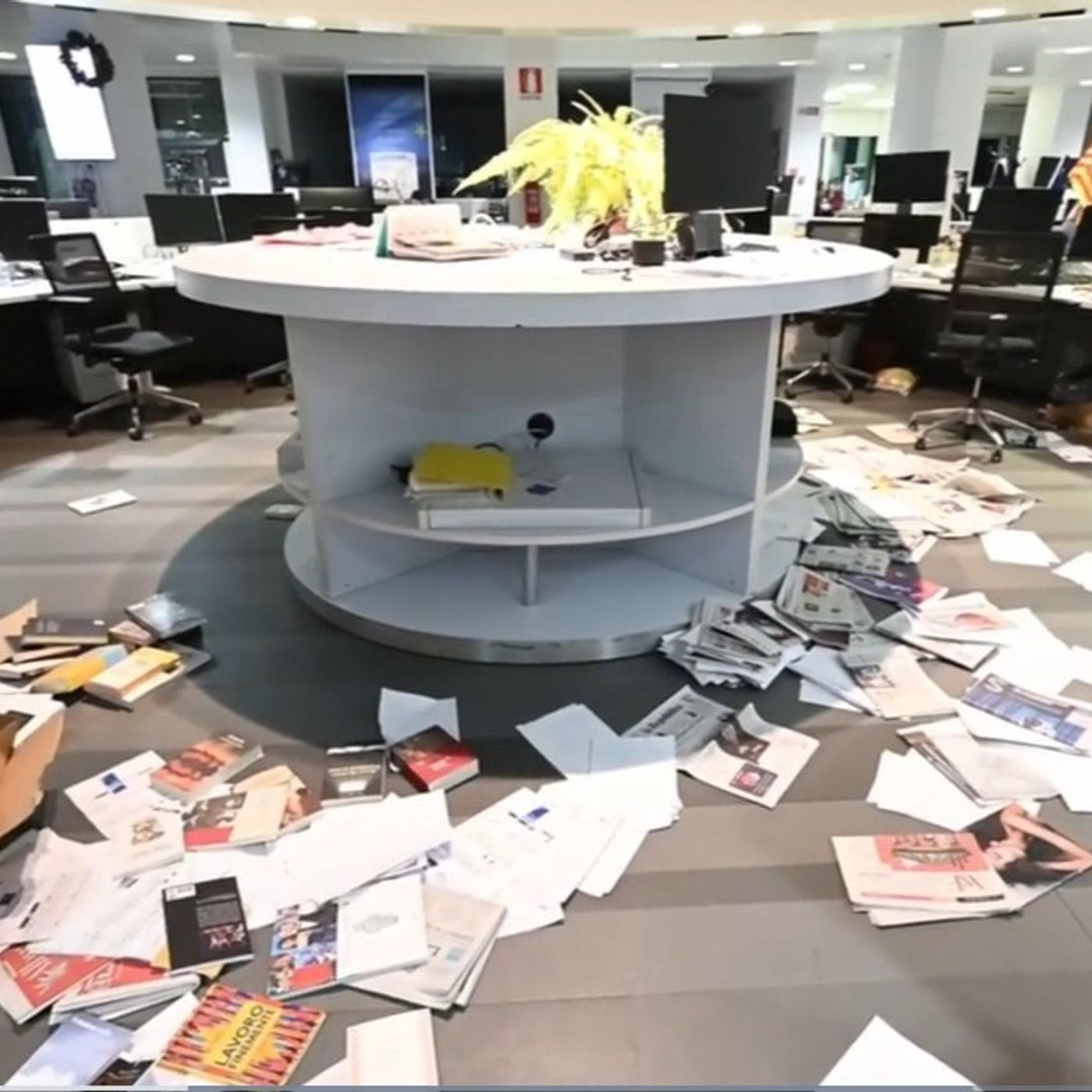 Assalto al quotidiano La Stampa. Manifestanti pro- Pal devastano la redazione