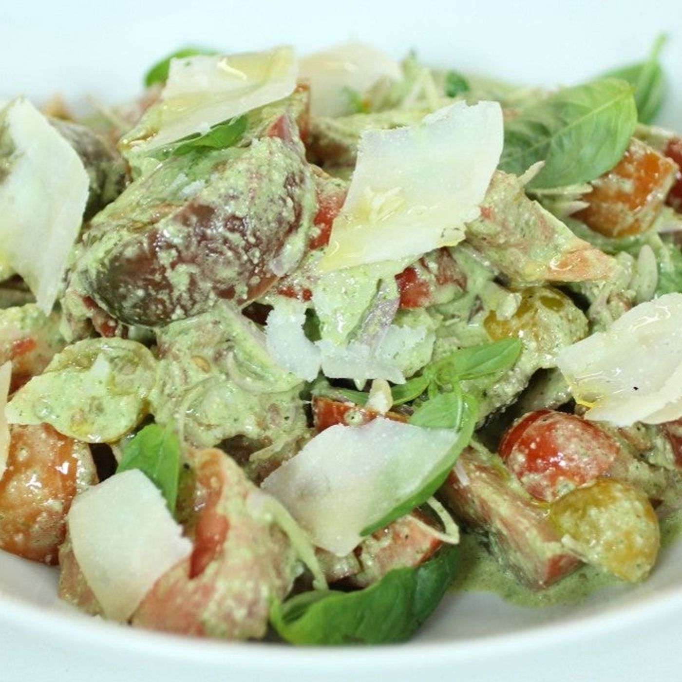 Robin Food prepara una ensalada de tomate con barrillo verde — Más Noticias cover