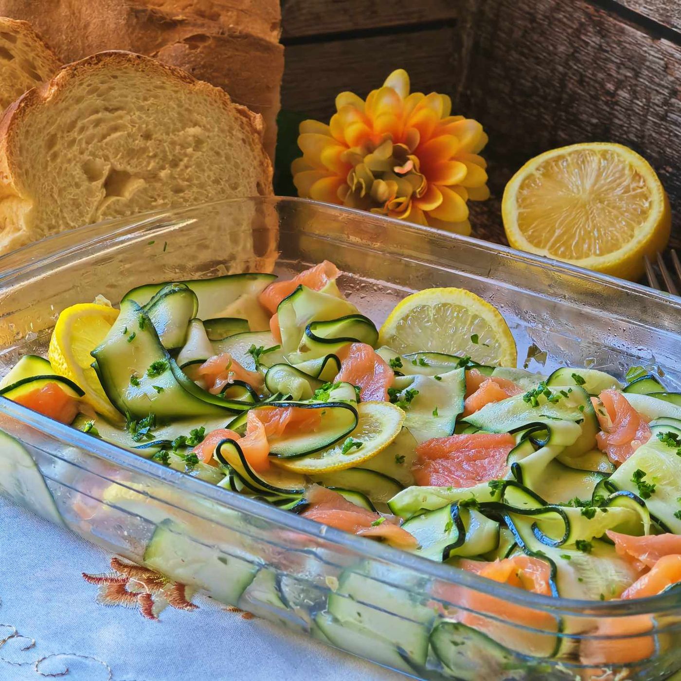 Insalata di zucchine e salmone